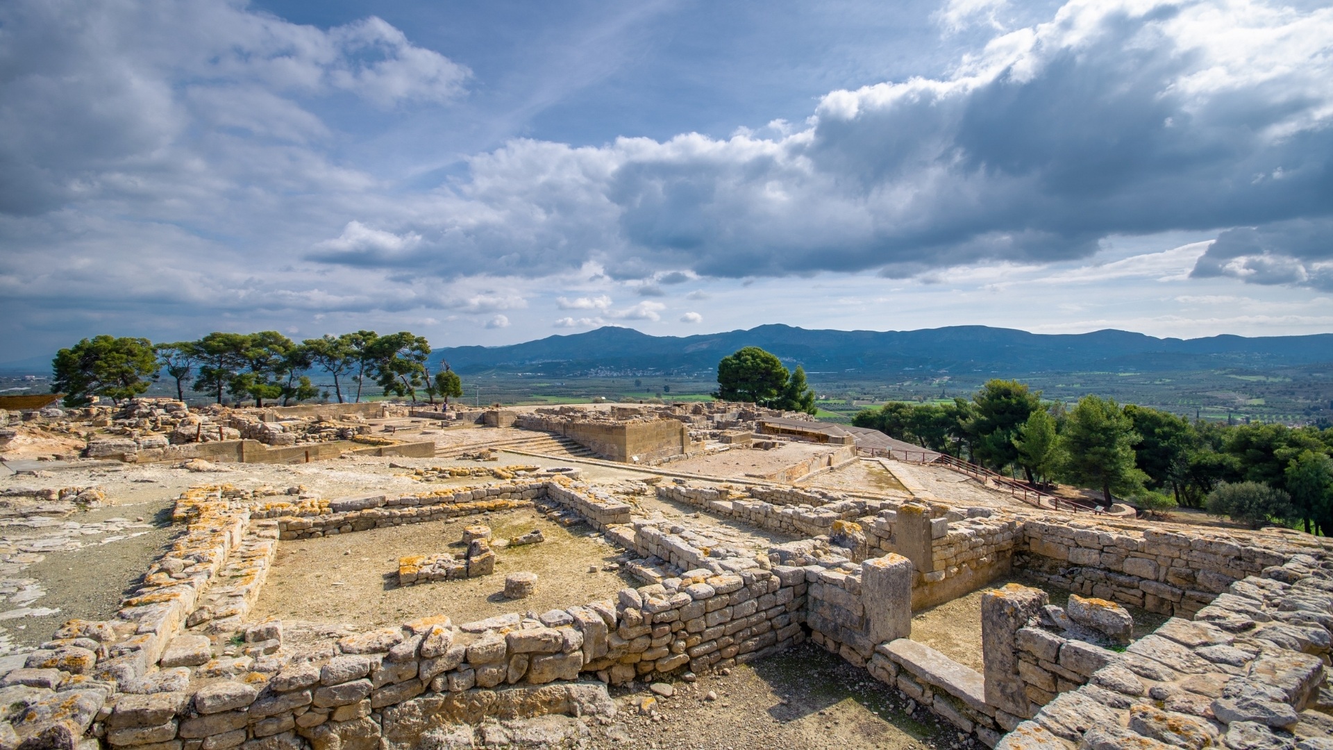 Visiting the Minoan Crete ruins